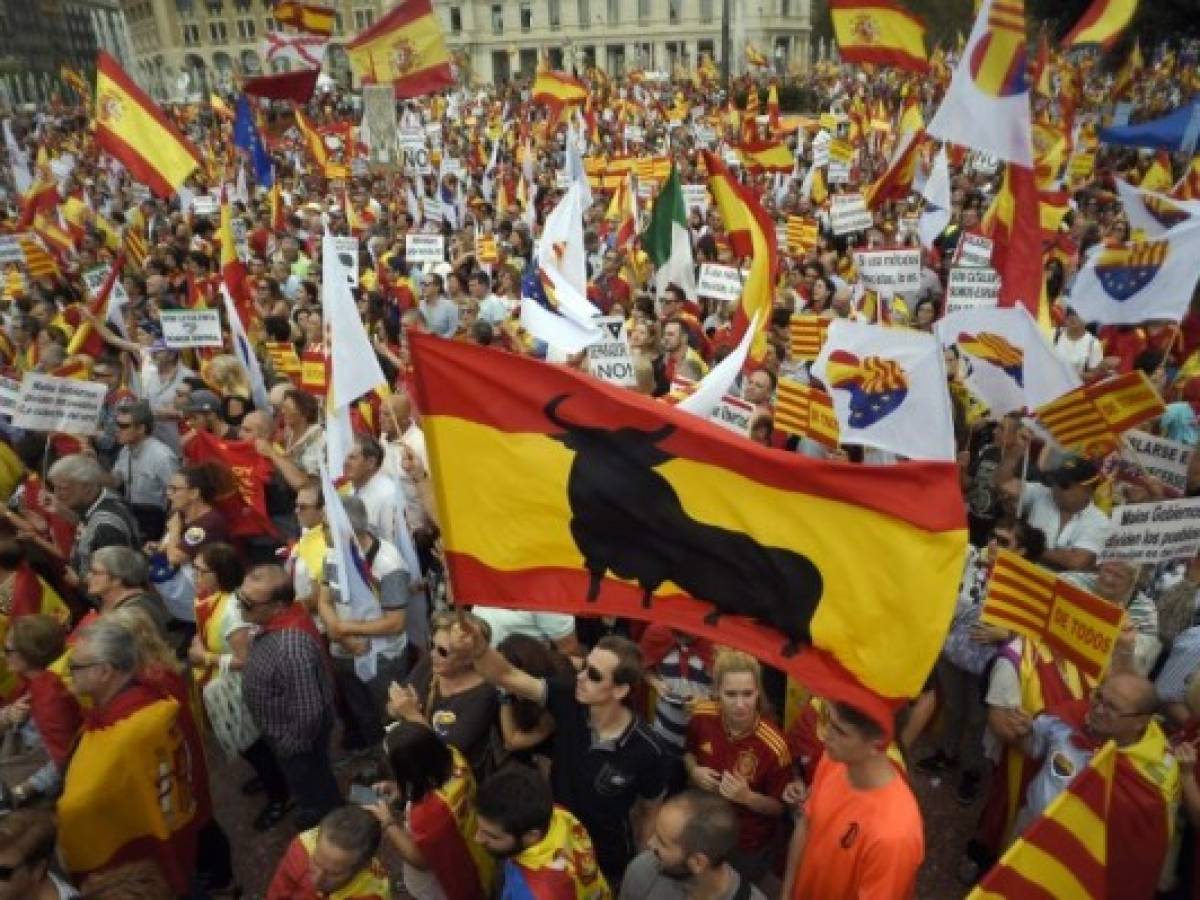 Marcha contra la secesión en Barcelona en el día nacional de España