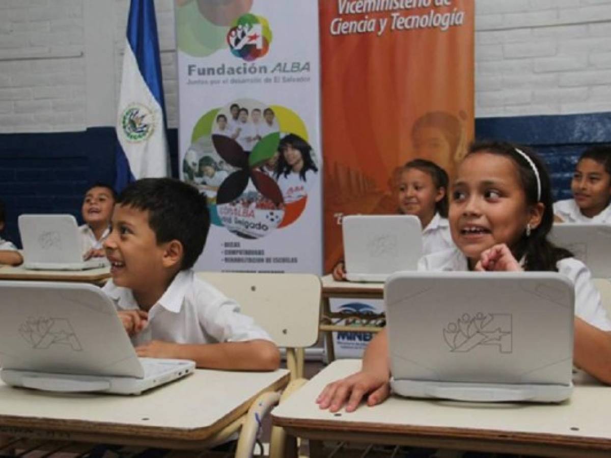 Donan 50.000 computadoras a escuelas salvadoreñas