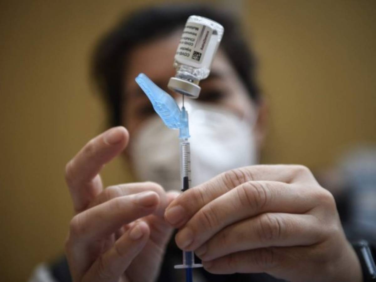 OMS defiende vacuna de AstraZeneca tras ser suspendida en varios países
