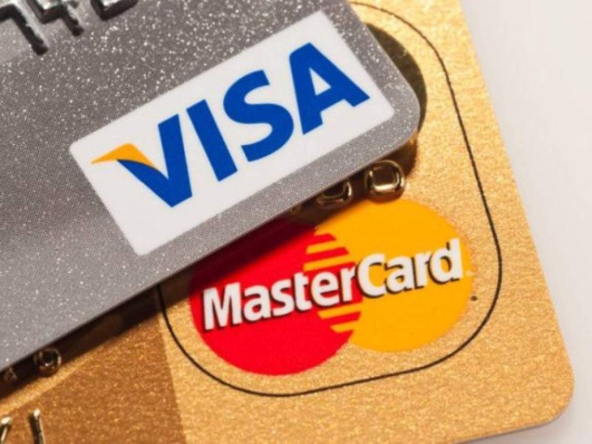 Visa y Mastercard, obligados de reducir los costes de pagar con tarjeta en Europa