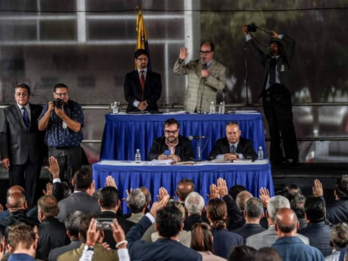 Parlamento venezolano juramenta una 'corte suprema paralela'