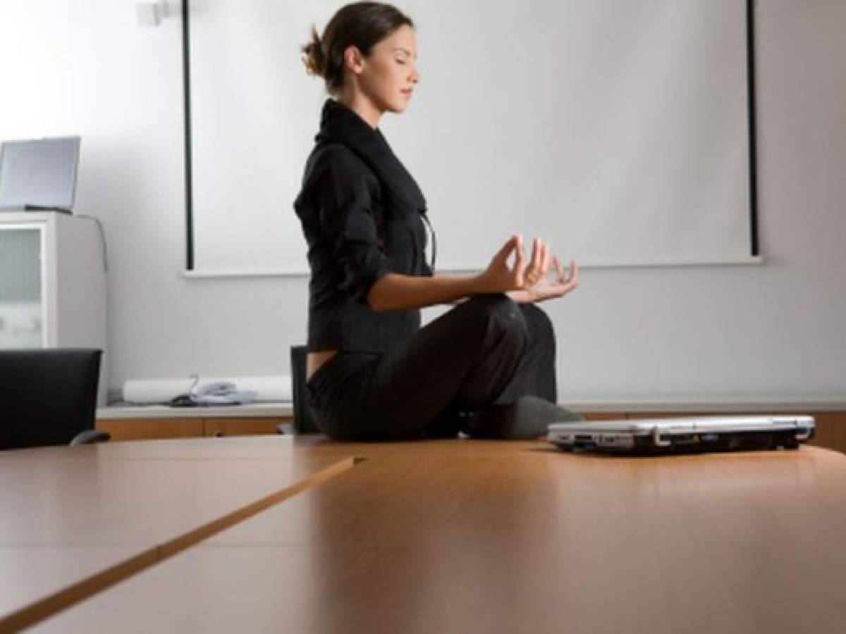 Seis beneficios que genera la meditación en el trabajo