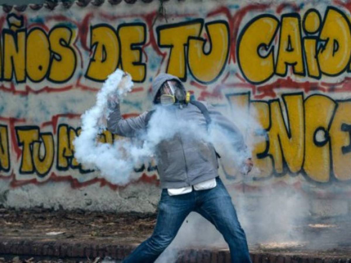 Venezuela: Estudiantes chocan con policías en nueva jornada protestas