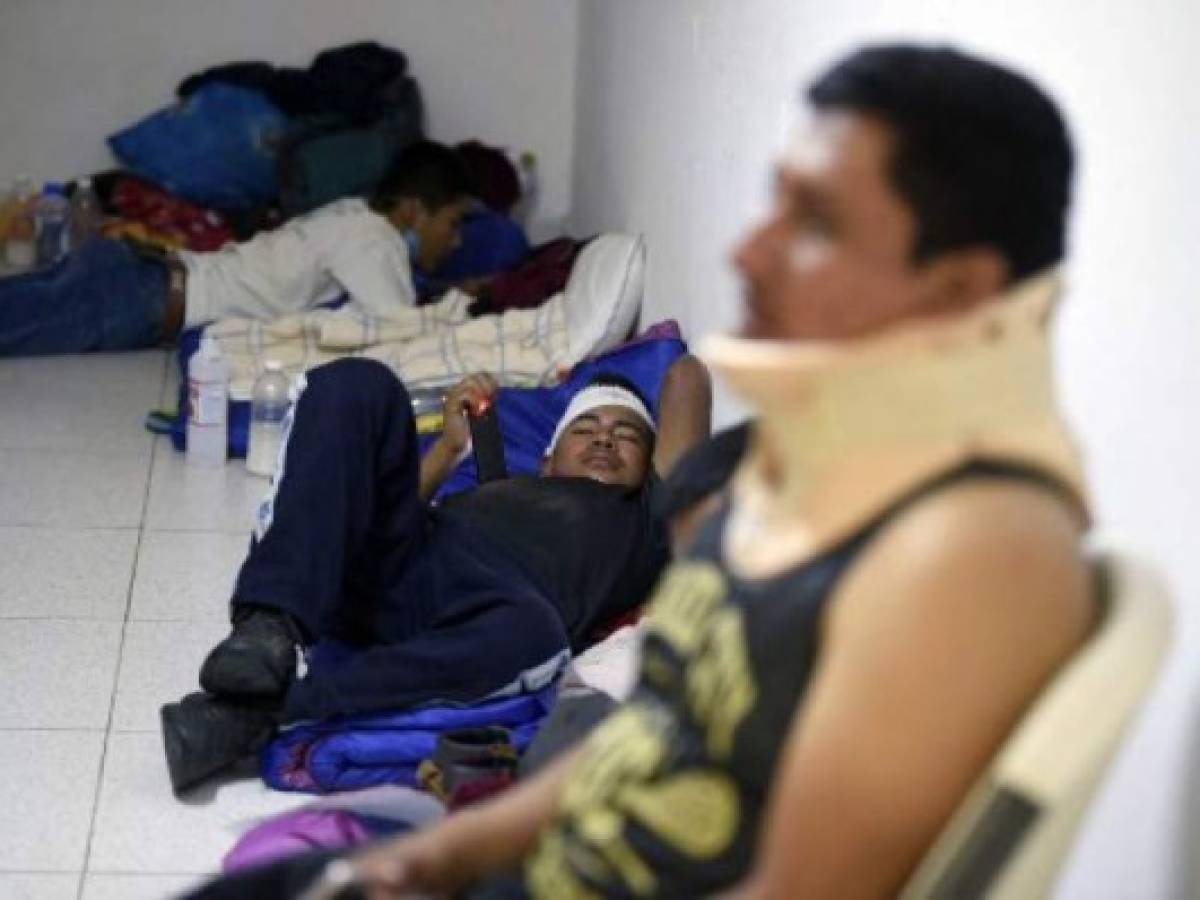 Migrantes guatemaltecos heridos tras el accidente en Chiapas esperan en la Cruz Roja de México. Al menos 55 migrantes murieron tras un accidente donde volcó el camión donde viajan los migrantes. Hay 105 personas lesionadas, 83 hombres y 22 mujeres, 49 fallecidos en el lugar del accidente y cinco en hospitales. (Photo by ALFREDO ESTRELLA / AFP)