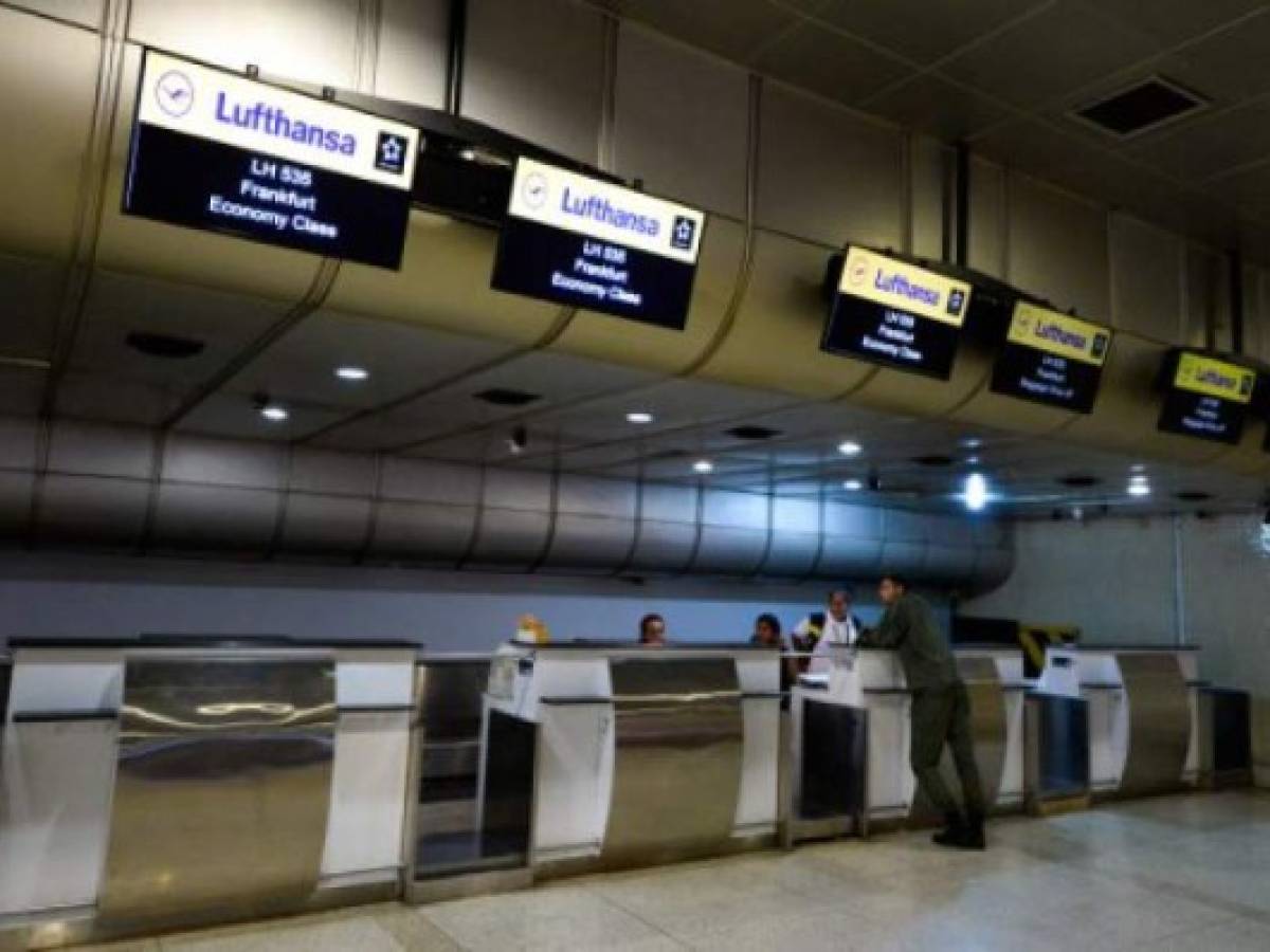Picture of the empty counters of German airline Lufthansa at Simon Bolivar international airport in Caracas, on June 17, 2016.German airline Lufthansa suspended flights to crisis-hit Venezuela for an indefinite period as of today owing to the economic crisis in the country. The service, three times a week, was Lufthansa's only flight between Germany and Venezuela. Currency controls in Venezuela make it impossible for airlines to convert their earnings into dollars and send the money abroad. / AFP PHOTO / FEDERICO PARRA