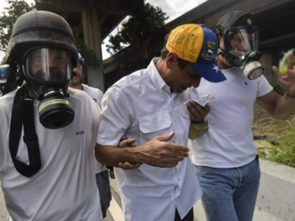 Venezuela: Capriles denuncia golpes de militares en protesta