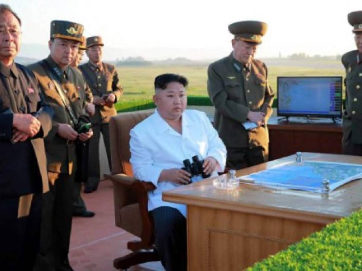 El líder norcoreano Kim Jong-Un supervisó el lanzamiento del misil Hwasong-14, que según expertos es capaz de llegar a Alaska.