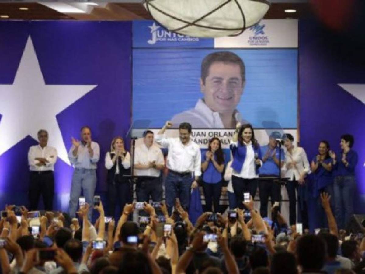 Honduran President Juan Orlando Hernandez declares himself winner in the primary elections of the National party , on March 12, 2017 in Tegucigalpa. Documentos siguientes.AFP Forum Mis notificaciones Usted no tiene notificaciones. Bienvenido/a . Todos los documentos Mostrar el menú .Lanzar la búsqueda Búsqueda avanzada ..InicioTextosFotosVideosGráficos..EditorialesFiltros.Mostrar el mapa del mundoComposición Mostrar/Ocultar ANCHURA 267 ALTURA 34 VISTA PANORÁMICA 8 TAMAÑO CUADRADO 4 Nombres propios Mostrar/Ocultar Porfirio Lobo 20 Erick Andino 8 Julian Pacheco 6 Robert Arboleda 6 Berta Zuniga Cacer 6 Mostrar todo »Ubicación Mostrar/Ocultar + Honduras 203 + Ecuador 31 + Costa Rica 22 + Guatemala 22 + --- 15 Mostrar todo »Categorías Mostrar/Ocultar Noticias 707 Deporte 148 Estilo de vida e I Negocios Arte y Entretenimi Palabras claves Mostrar/Ocultar CRIME 25 FBL 22 GANGS 21 CORRUPTION 19 DRUGS 19 Mostrar todo »TOPSHOTSAsociHondurans were called to vote in party primaries on Sunday, a first polling phase President Juan Orlando Hernandez hopes will lead to his re-election despite a constitutional one-term limit. / AFP PHOTO / CASA PRESIDENCIAL