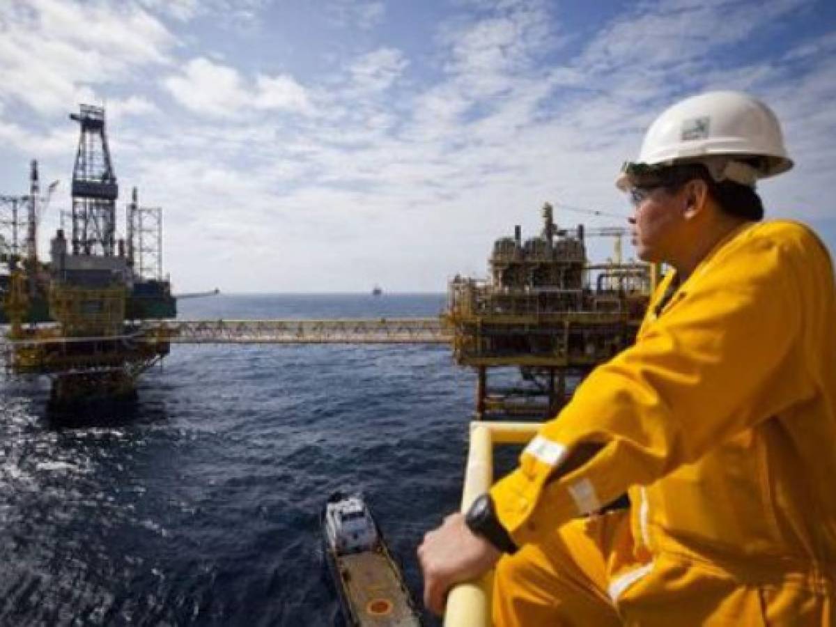 Precios del petróleo se disparan 5% tras acuerdo de la OPEP de recorte a producción
