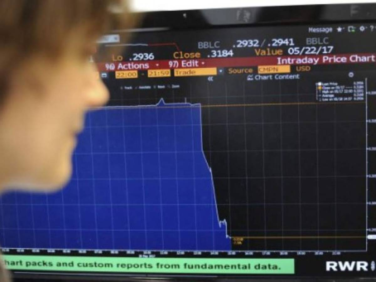 La Bolsa de Sao Paulo suspendió sus operaciones poco después de la apertura, ante un derrumbe de más de 10% del índice Ibovespa, y el real se devaluaba a media mañana casi un 6% frente al dólar debido a la magnitud del escándalo. Foto/AFP La Bolsa de Sao Paulo suspendió sus operaciones poco después de la apertura, ante un derrumbe de más de 10% del índice Ibovespa, y el real se devaluaba a media mañana casi un 6% frente al dólar debido a la magnitud del escándalo. Foto/AFP