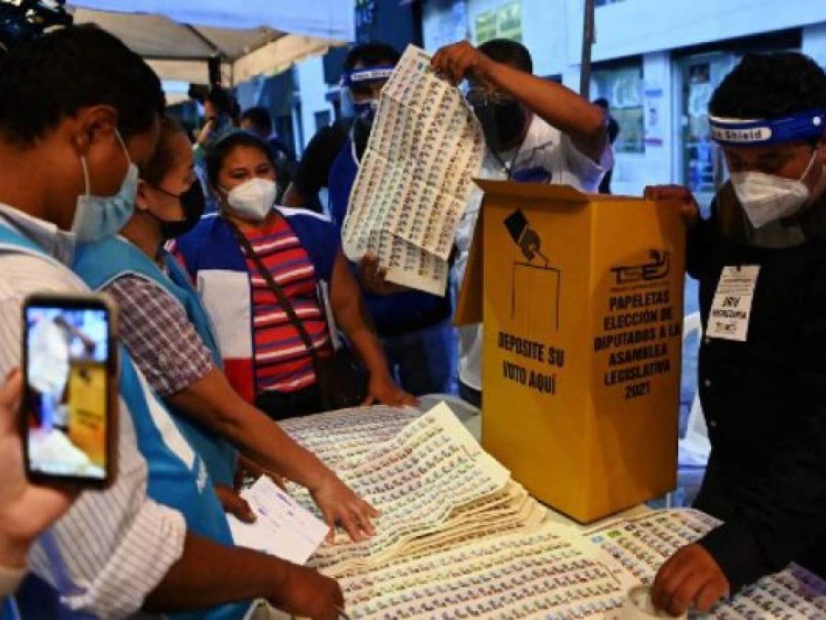 El partido Nuevas Ideas (NI) del presidente Nayib Bukele salió a festejar su victoria, augurada por las encuestas, sin esperar la divulgación de los primeros resultados. (Photo by MARVIN RECINOS / AFP)