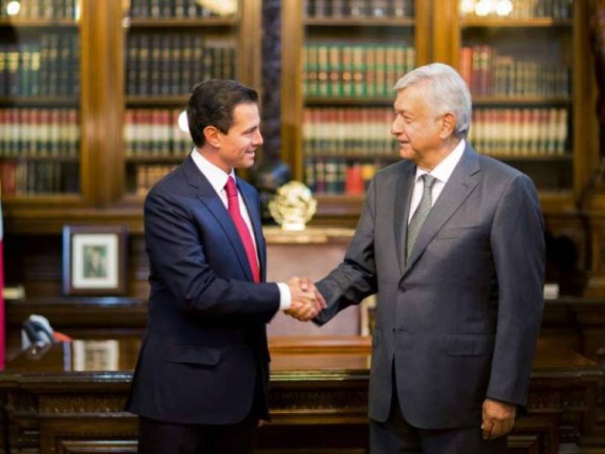 El pragmatismo también estuvo presente durante su reunión con el Presidente Peña Nieto, el pasado martes, y con el Consejo Coordinador Empresarial (CCE) -uno de los actores más críticos durante la campaña y que ahora le han manifestado su apoyo-, ante quienes reafirmó su compromiso de respetar la autonomía del Banco de México, defender la libertad de empresa, no expropiar ni aumentar impuestos. El pragmatismo también estuvo presente durante su reunión con el Presidente Peña Nieto, el pasado martes, y con el Consejo Coordinador Empresarial (CCE) -uno de los actores más críticos durante la campaña y que ahora le han manifestado su apoyo-, ante quienes reafirmó su compromiso de respetar la autonomía del Banco de México, defender la libertad de empresa, no expropiar ni aumentar impuestos.