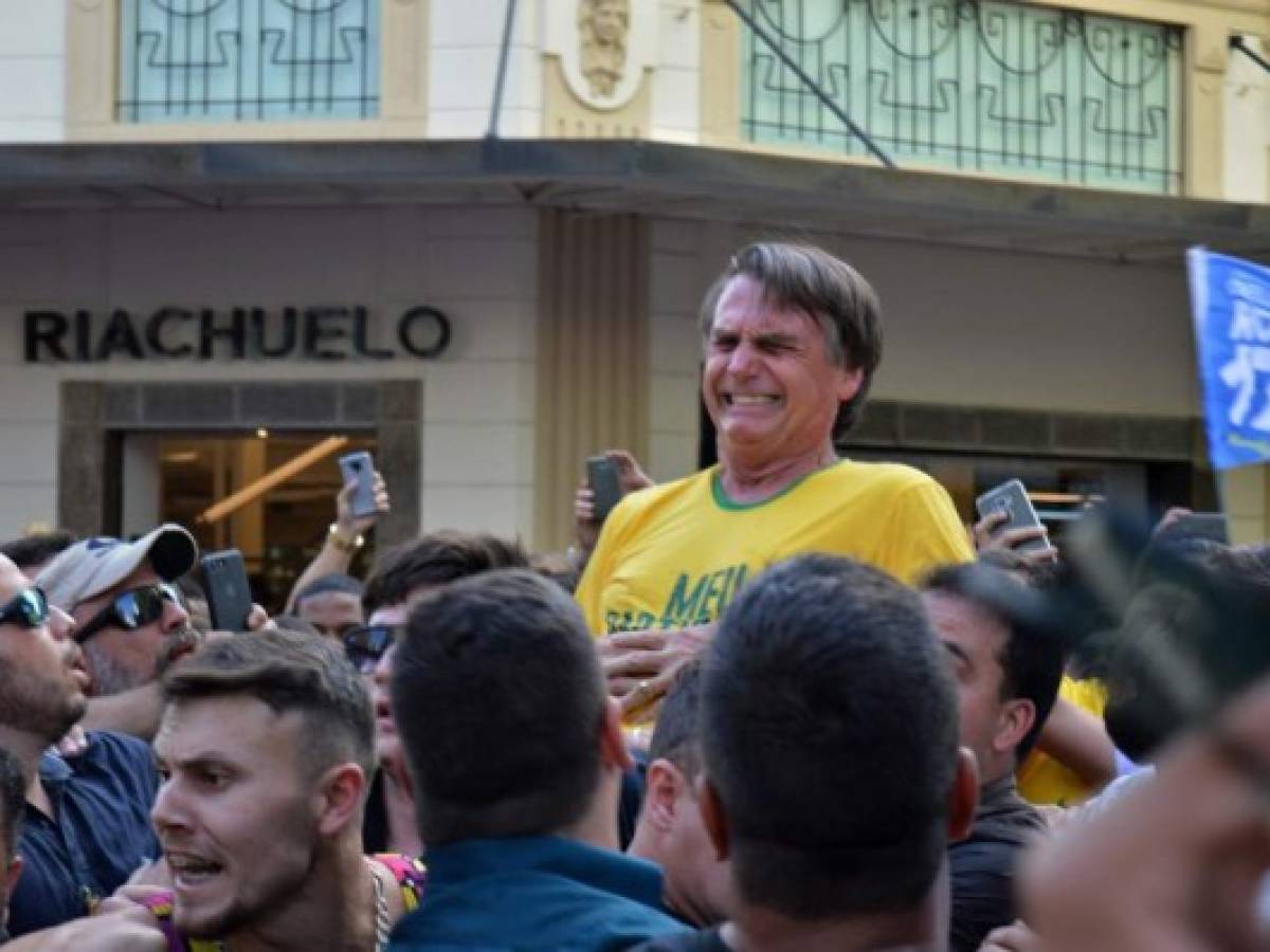 Brasil: Candidato Bolsonaro apuñalado en plena campaña electoral