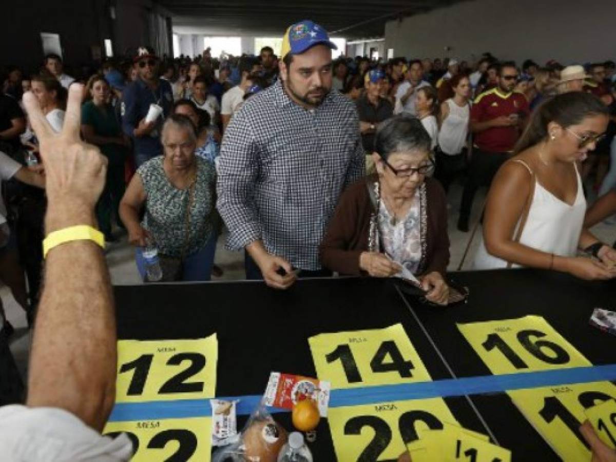 Oposición define 'ofensiva final' contra Maduro