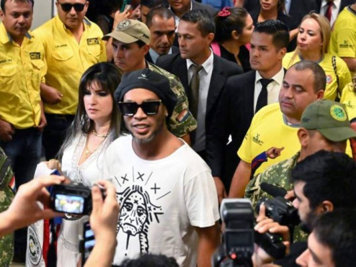 Brazilian ex-football star Ronaldinho Gaucho arrives at Silvio Pettirossi International Airport in Luque, near Asuncion, on March 4, 2020. - Ronaldinho arrived in Paraguay to present his latest book 'Genio en la Vida' and a health programme for girls and boys. (Photo by Norberto DUARTE / AFP) Brazilian ex-football star Ronaldinho Gaucho arrives at Silvio Pettirossi International Airport in Luque, near Asuncion, on March 4, 2020. - Ronaldinho arrived in Paraguay to present his latest book 'Genio en la Vida' and a health programme for girls and boys. (Photo by Norberto DUARTE / AFP)