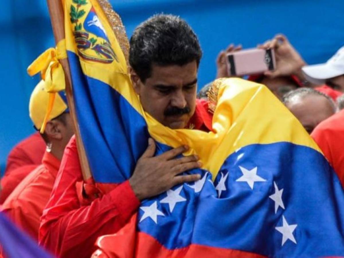 'Nos queda jugarnos una carta, la carta que va a ganar este juego, y esa carta es la Asamblea Nacional Constituyente', manifestó Nicolás Maduro, quien asegura que la iniciativa traerá paz y estabilidad económica. 'Nos queda jugarnos una carta, la carta que va a ganar este juego, y esa carta es la Asamblea Nacional Constituyente', manifestó Nicolás Maduro, quien asegura que la iniciativa traerá paz y estabilidad económica.