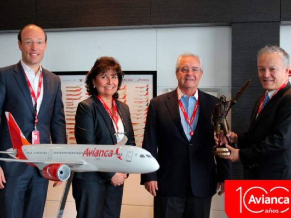 La aerolínea celebró sus 100 años y presentó dos nuevos reconocimientos otorgados por los pasajeros, uno de ellos es que entra a la categoría de aerolínea de cinco estrellas. La aerolínea celebró sus 100 años y presentó dos nuevos reconocimientos otorgados por los pasajeros, uno de ellos es que entra a la categoría de aerolínea de cinco estrellas.