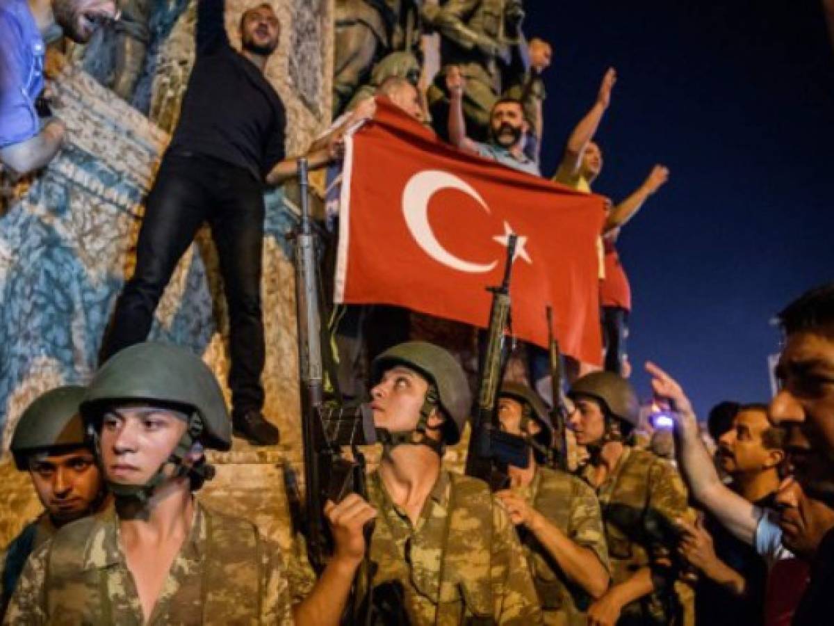 Turquía: miles de soldados, jueces y fiscales detenidos tras el golpe fallido