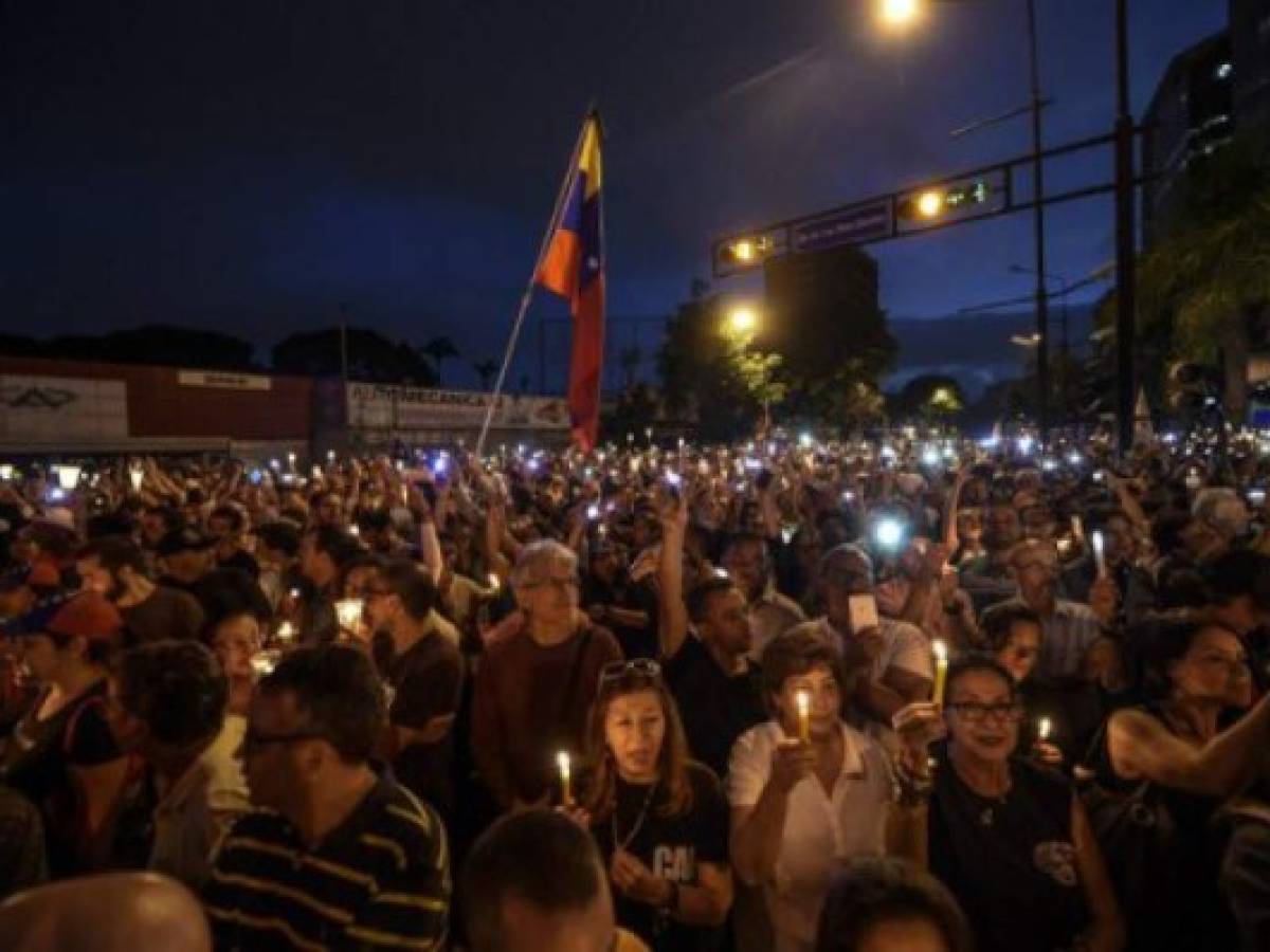 Opposition activists holding candles protest against the deaths of 43 people in clashes with the police during weeks of demonstrations against the government of Venezuelan President Nicolas Maduro, in Caracas on May 17, 2017. The United States warned on Wednesday at the United Nations that Venezuela's crisis was worsening and could escalate into a major conflict similar to Syria or South Sudan. / AFP PHOTO / JUAN BARRETO Opposition activists holding candles protest against the deaths of 43 people in clashes with the police during weeks of demonstrations against the government of Venezuelan President Nicolas Maduro, in Caracas on May 17, 2017. The United States warned on Wednesday at the United Nations that Venezuela's crisis was worsening and could escalate into a major conflict similar to Syria or South Sudan. / AFP PHOTO / JUAN BARRETO
