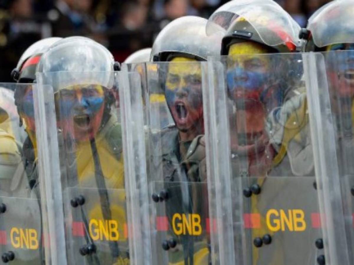 Entre la convulsión política y socioeconómica, el gobierno y el alto mando militar se esfuerzan por mostrar su unidad, luego de un confuso asalto el domingo a un cuartel en Valencia (norte), que dejó dos muertos, un atacante y tres uniformados heridos, y ocho capturados. Entre la convulsión política y socioeconómica, el gobierno y el alto mando militar se esfuerzan por mostrar su unidad, luego de un confuso asalto el domingo a un cuartel en Valencia (norte), que dejó dos muertos, un atacante y tres uniformados heridos, y ocho capturados.
