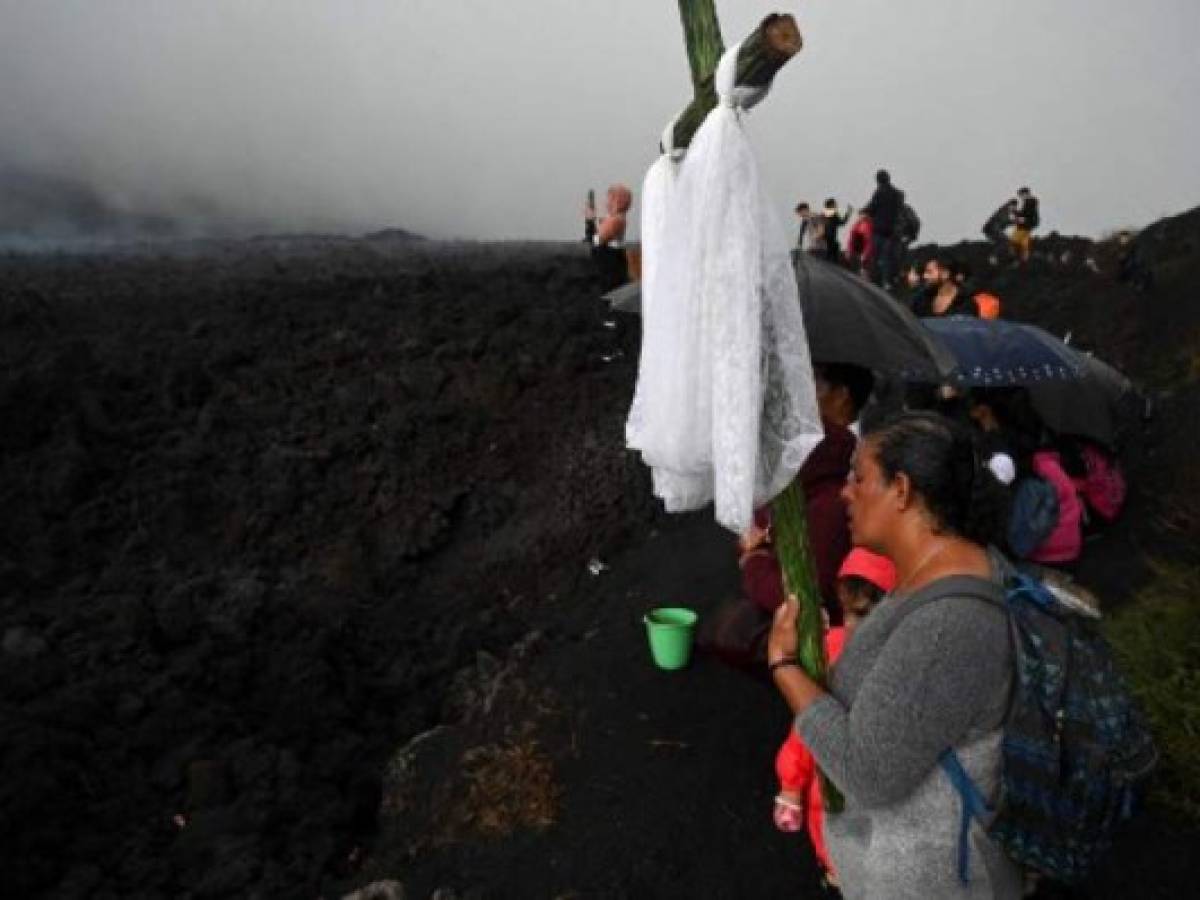 Ante el temor y riesgo del avance de la lava, pobladores organizan procesiones. (Photo by Johan ORDONEZ / AFP)