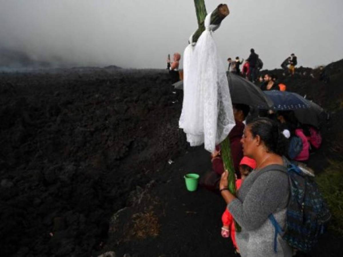 Ante el temor y riesgo del avance de la lava, pobladores organizan procesiones. (Photo by Johan ORDONEZ / AFP) Ante el temor y riesgo del avance de la lava, pobladores organizan procesiones. (Photo by Johan ORDONEZ / AFP)