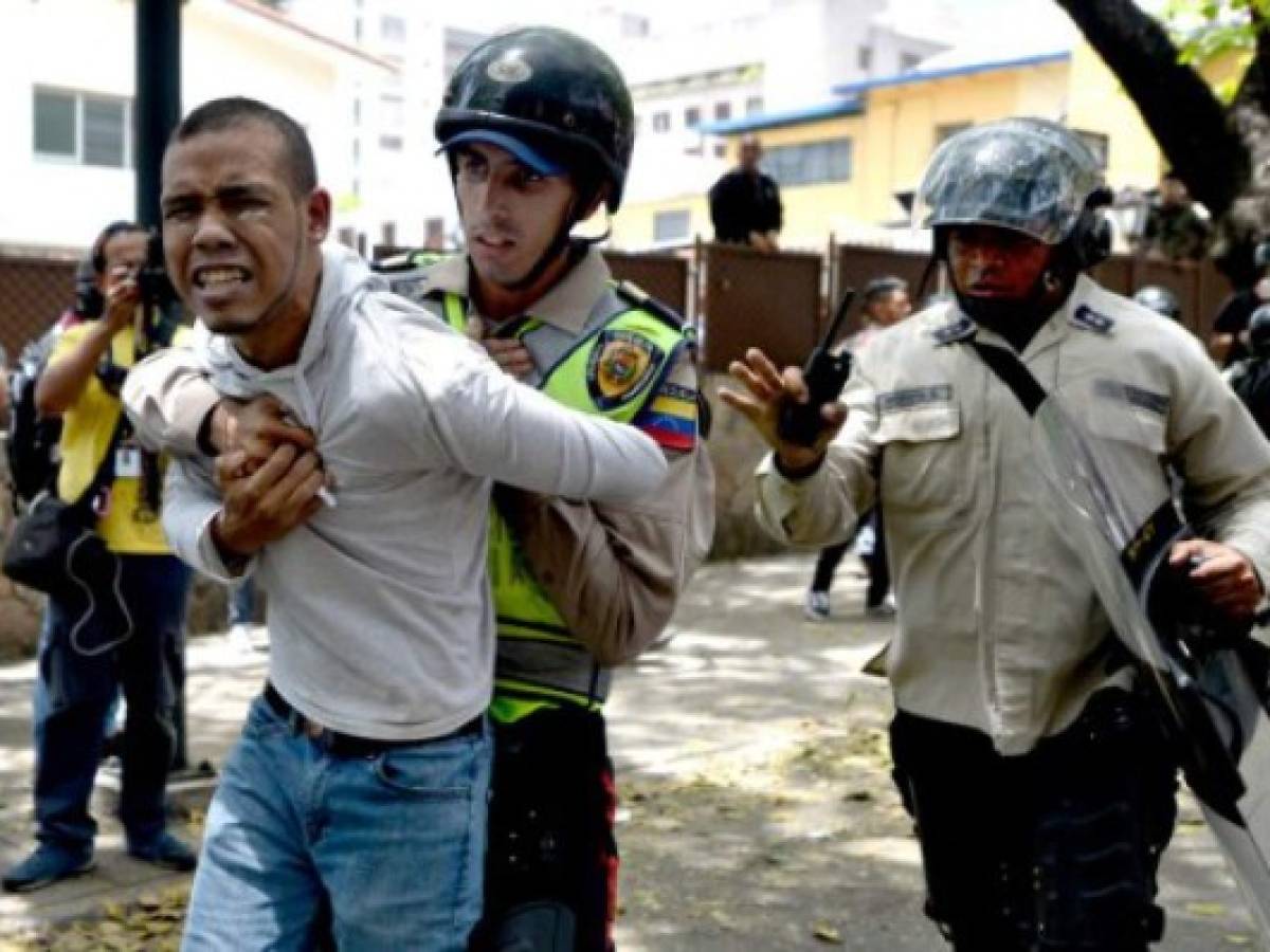 Oposición venezolana exige se devuelvan potestades al Parlamento