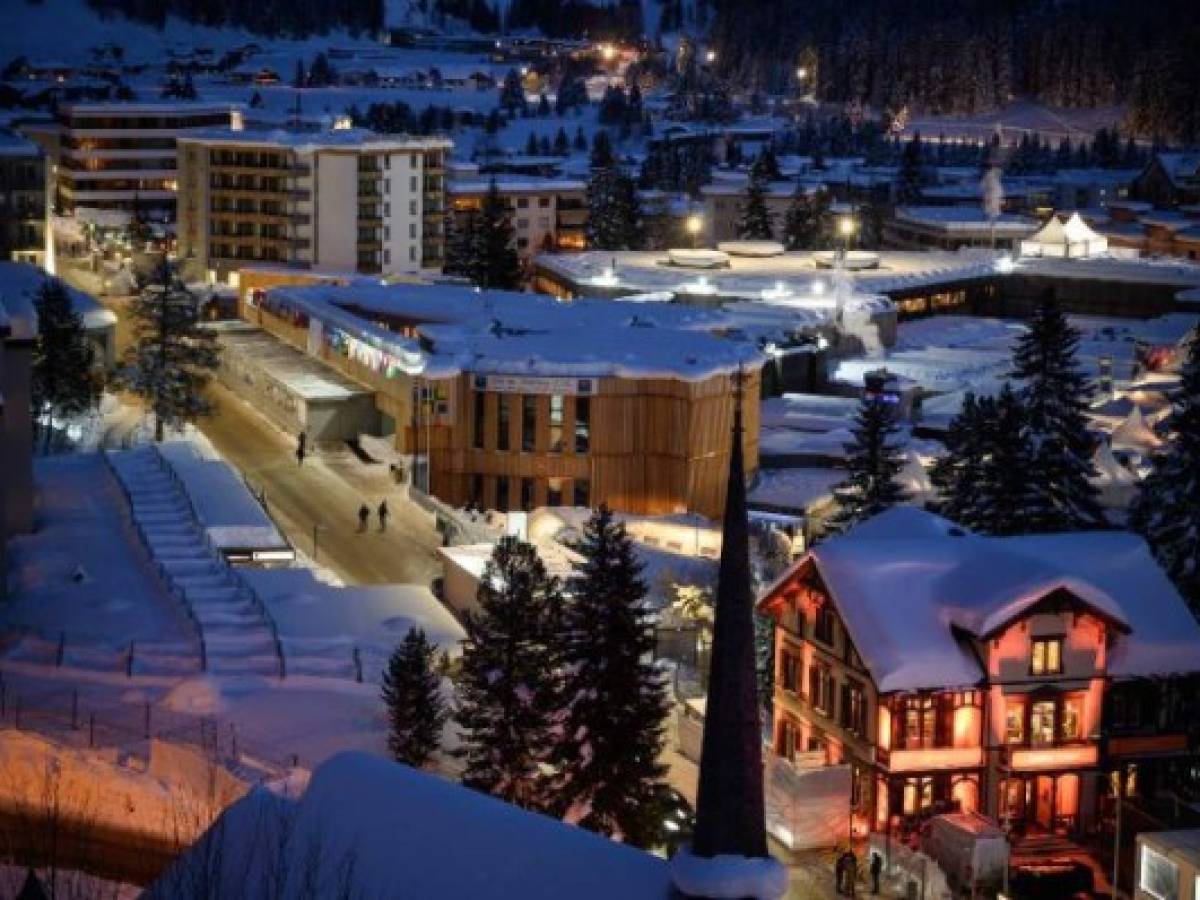 A picture shows the congress center (C) in Alpine resort of Davos, eastern Switzerland, at dusk on January 20, 2019, ahead of the World Economic Forum (WEF) annual meeting. (Photo by Fabrice COFFRINI / AFP)