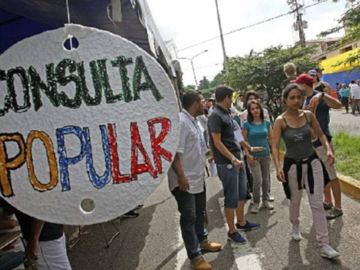 Un muerto en tiroteo empaña exitoso plebiscito contra Maduro
