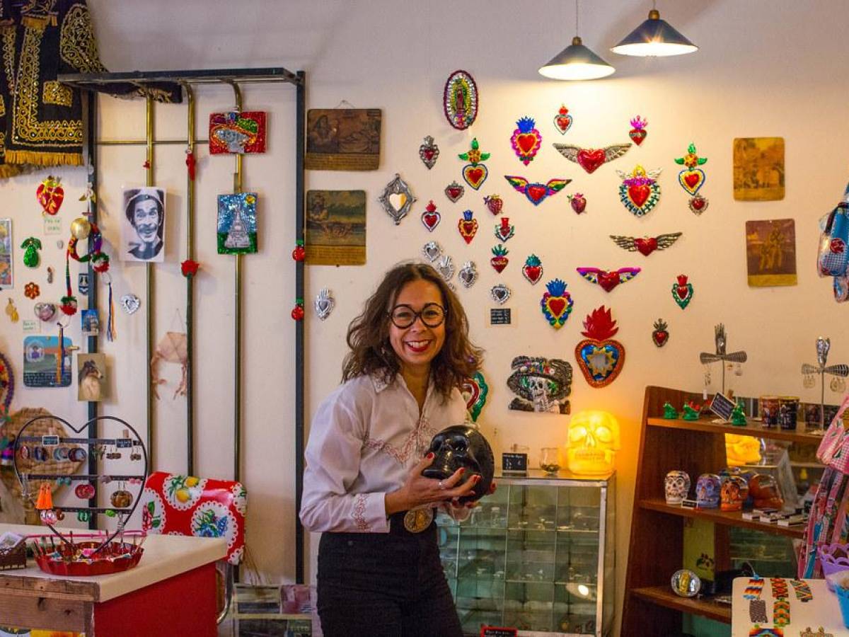 Colorida tienda guatemalteca brilla en las calles de París