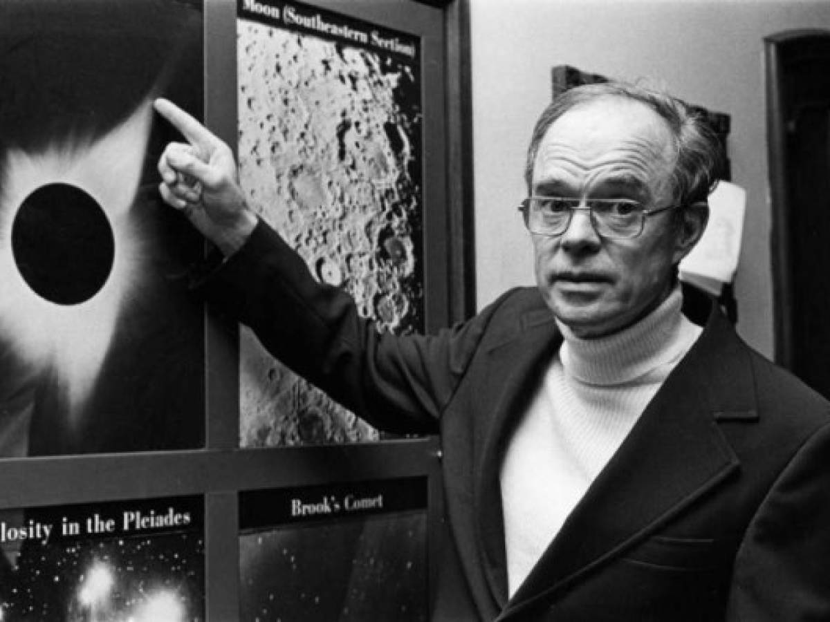This photo obtained August 1, 2018 courtesy of the University of Chicago shows Eugene Parker, Emeritus Professor, University of Chicago with an image of solar wind in 1997.NASA is poised to launch on August 11, 2018, a $1.5 billion spacecraft on a brutally hot journey toward the Sun, offering scientists the closest-ever view of our strange and mysterious star. The unmanned probe is named after Eugene Parker, the 91-year-old pioneering solar astrophysicist, and the US space agency has coined it as the first mission to 'touch the Sun.' / AFP PHOTO / University of Chicago / HO / RESTRICTED TO EDITORIAL USE - MANDATORY CREDIT 'AFP PHOTO / UNIVERSITY OF CHICAGO' - NO MARKETING NO ADVERTISING CAMPAIGNS - DISTRIBUTED AS A SERVICE TO CLIENTSTO GO WITH AFP STORY by Kerry SHERIDAN, 'NASA poised to launch first Sun-skimming spaceship' This photo obtained August 1, 2018 courtesy of the University of Chicago shows Eugene Parker, Emeritus Professor, University of Chicago with an image of solar wind in 1997.NASA is poised to launch on August 11, 2018, a $1.5 billion spacecraft on a brutally hot journey toward the Sun, offering scientists the closest-ever view of our strange and mysterious star. The unmanned probe is named after Eugene Parker, the 91-year-old pioneering solar astrophysicist, and the US space agency has coined it as the first mission to 'touch the Sun.' / AFP PHOTO / University of Chicago / HO / RESTRICTED TO EDITORIAL USE - MANDATORY CREDIT 'AFP PHOTO / UNIVERSITY OF CHICAGO' - NO MARKETING NO ADVERTISING CAMPAIGNS - DISTRIBUTED AS A SERVICE TO CLIENTSTO GO WITH AFP STORY by Kerry SHERIDAN, 'NASA poised to launch first Sun-skimming spaceship'