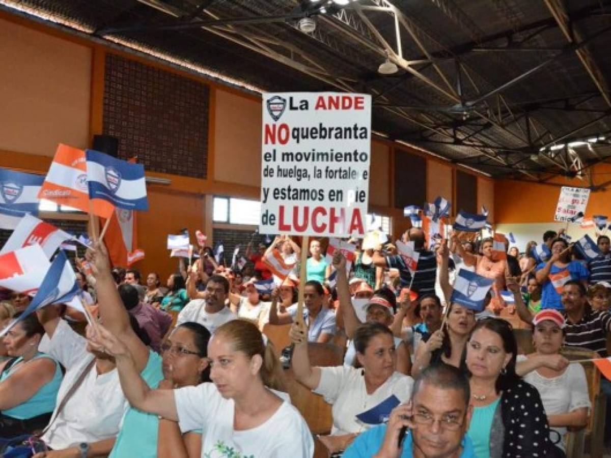 Costa Rica: educadores se mantienen en huelga