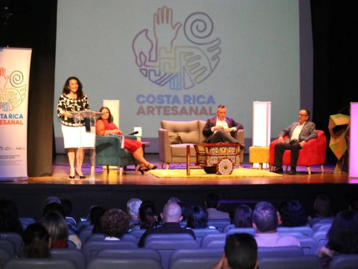Artesanos se suman a la obtención del ‘Sello COSTA RICA ARTESANAL’ que garantiza la identidad de sus productos Artesanos se suman a la obtención del ‘Sello COSTA RICA ARTESANAL’ que garantiza la identidad de sus productos