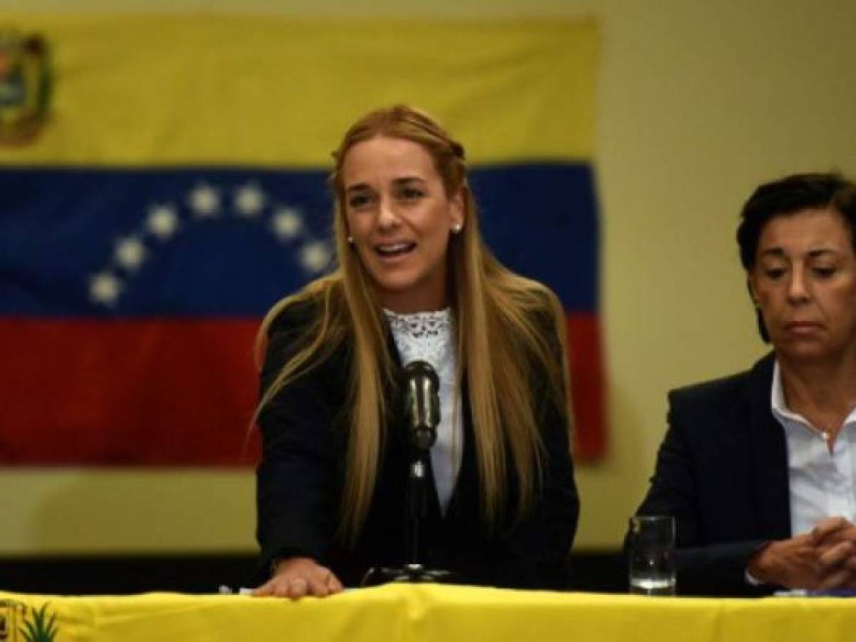 Lilian Tintori (L), and Antonieta Mendoza de Lopez, wife and mother of imprisoned Venezuelan opposition leader Leopoldo Lopez, respectively, give a press conference in Buenos Aires, on March 30, 2017. / AFP PHOTO / EITAN ABRAMOVICH