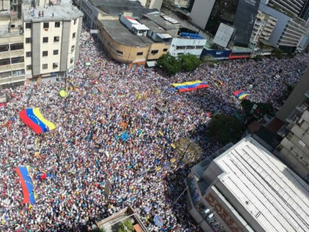 Miles de venezolanos protestan contra Nicolás Maduro