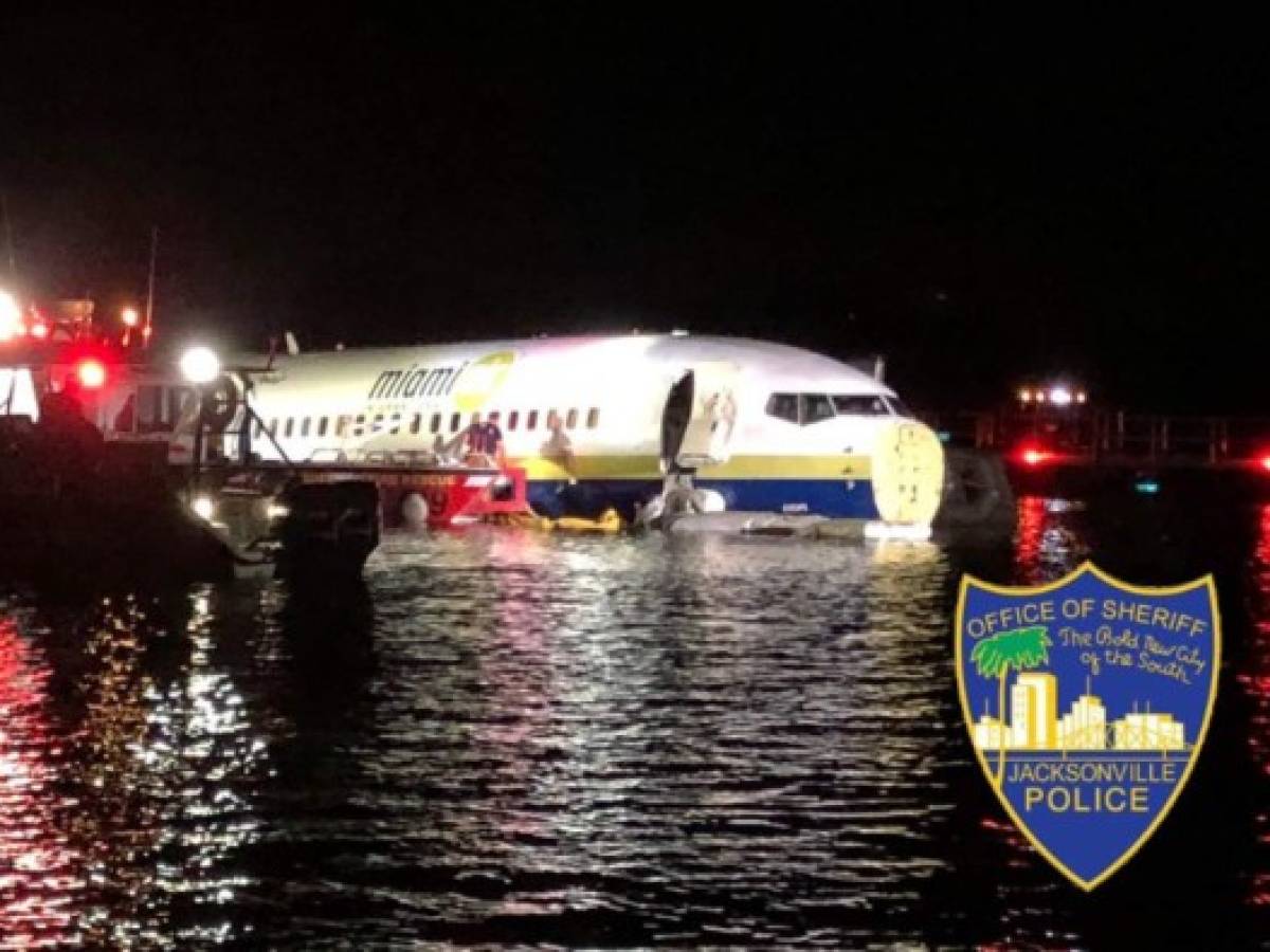 Accidente aéreo en Florida: avión derrapa en pista y cae al río