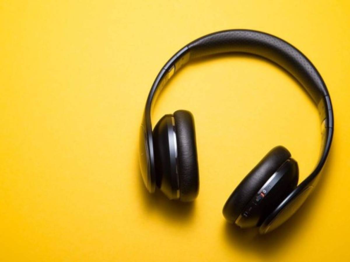 Escuchar música en la oficina mejora la productividad