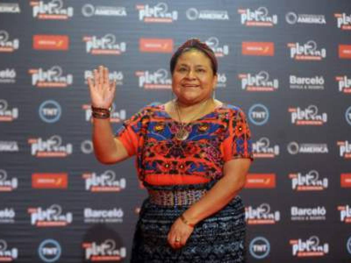 Guatemalan 1992 Nobel Peace Prize laureate Rigoberta Menchu waves as she arrives for the Platino Ibero-American Film Awards in Punta del Este, Uruguay on July 24, 2016. / AFP PHOTO / MIGUEL ROJO