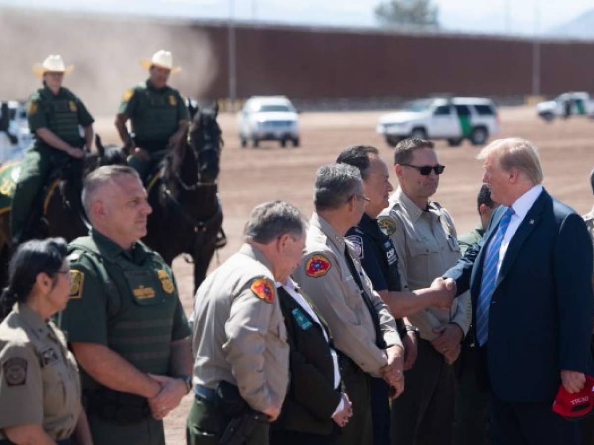 Donald Trump llega a la frontera con México y grita que EEUU está 'lleno'