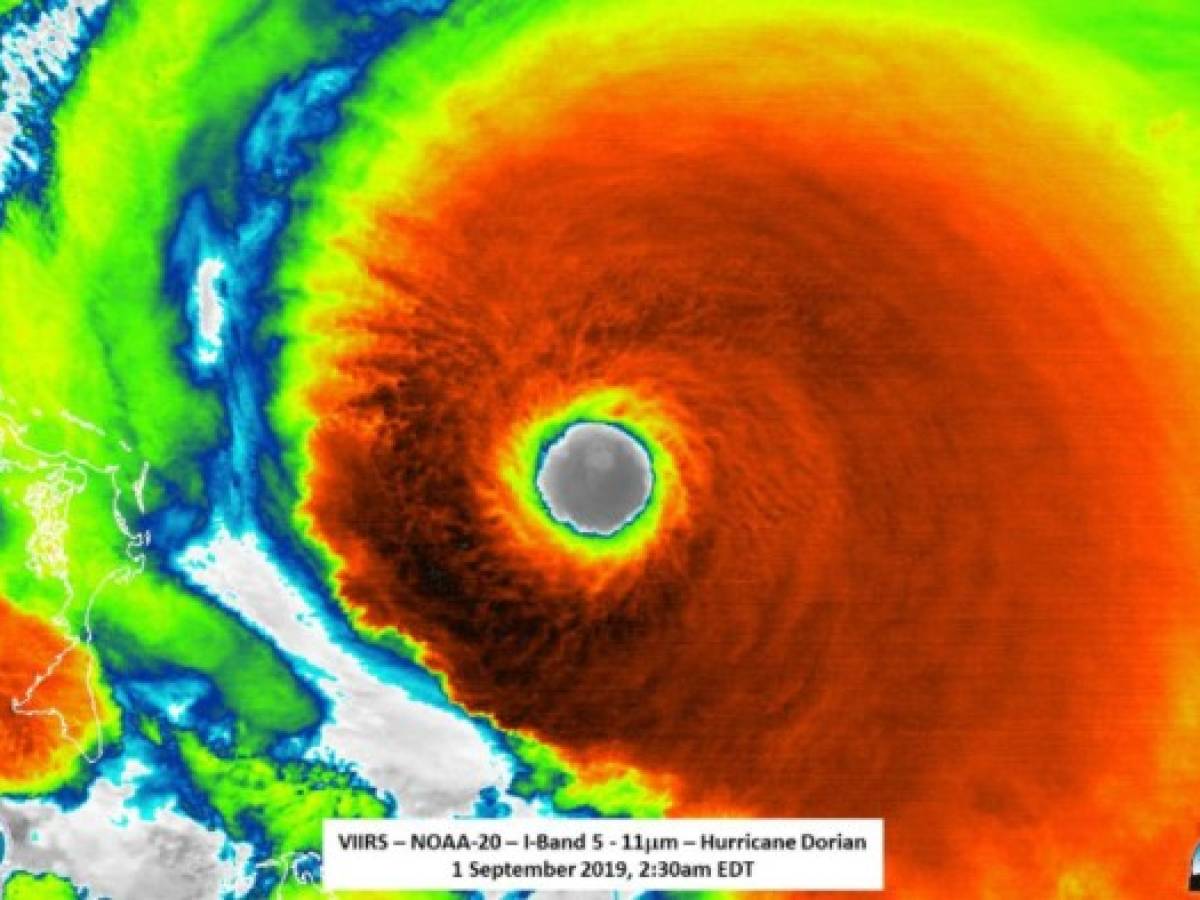 De categoría 5, con vientos sostenidos de 295 km/h, Dorian tocó tierra al mediodía en el cayo Elbow de las islas Ábaco, en el noroeste de las Bahamas, como el huracán más poderoso en impactar el archipiélago.