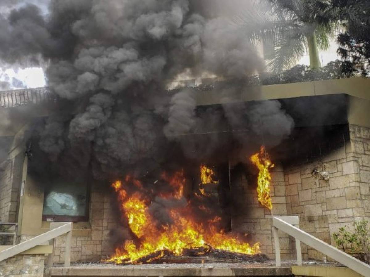 Supuestos manifestantes incendian entrada de la embajada de EEUU en Honduras