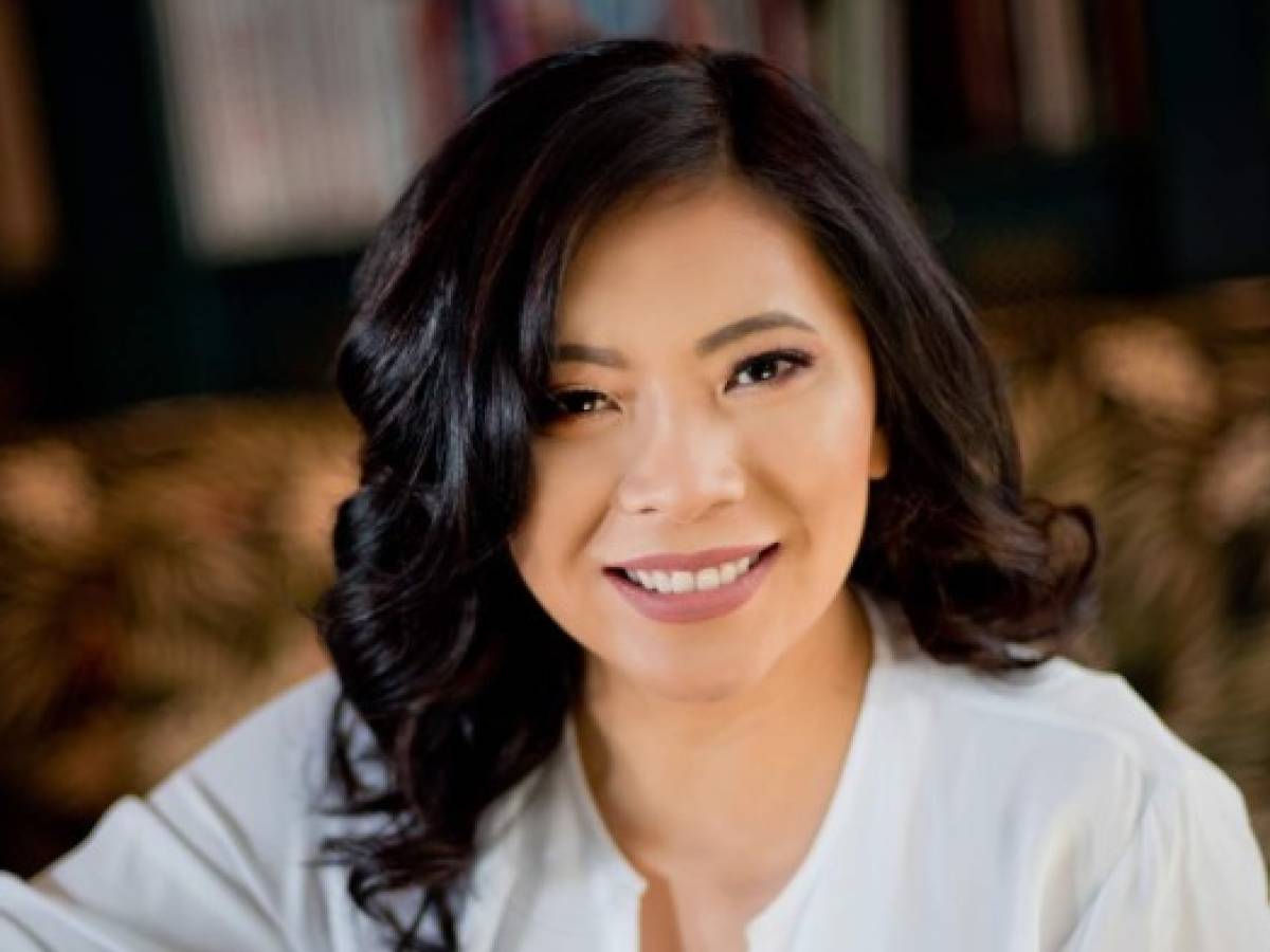 Min Chen, ingeniera panameña que colocó a Panamá en el mapa de las startups de América Latina y el cerebro detrás de INTERFASE, el primer juego de realidad aumentada, que conecta comercios con jugadores y funciona como un canal de posicionamiento digital para grandes y medianas empresas. Min Chen, ingeniera panameña que colocó a Panamá en el mapa de las startups de América Latina y el cerebro detrás de INTERFASE, el primer juego de realidad aumentada, que conecta comercios con jugadores y funciona como un canal de posicionamiento digital para grandes y medianas empresas.