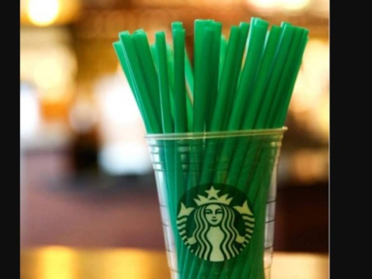 Starbucks dejará de usar 'pajillas' de plástico