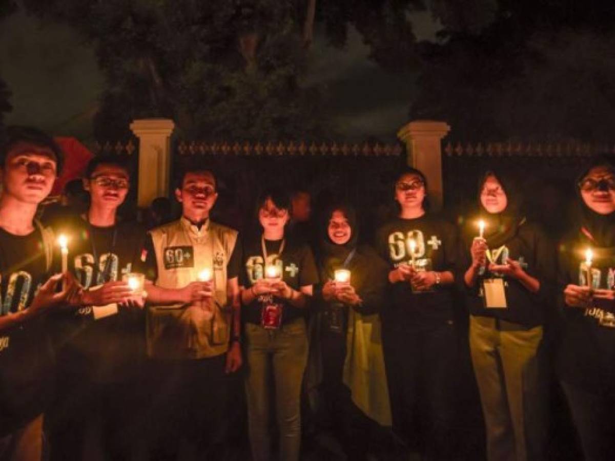 Activistas de Indonesia encienden velas durante la Hora del Planeta.