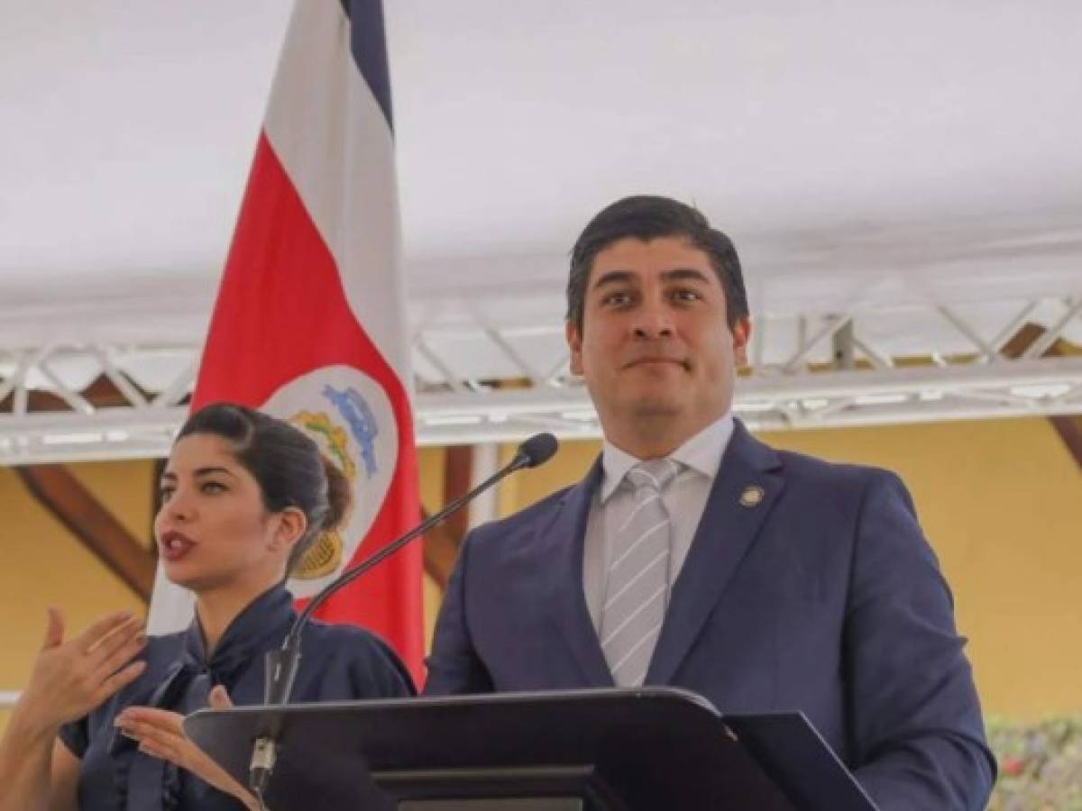 Presidente de Costa Rica suspende viaje a Emiratos por tensión en Medio Oriente