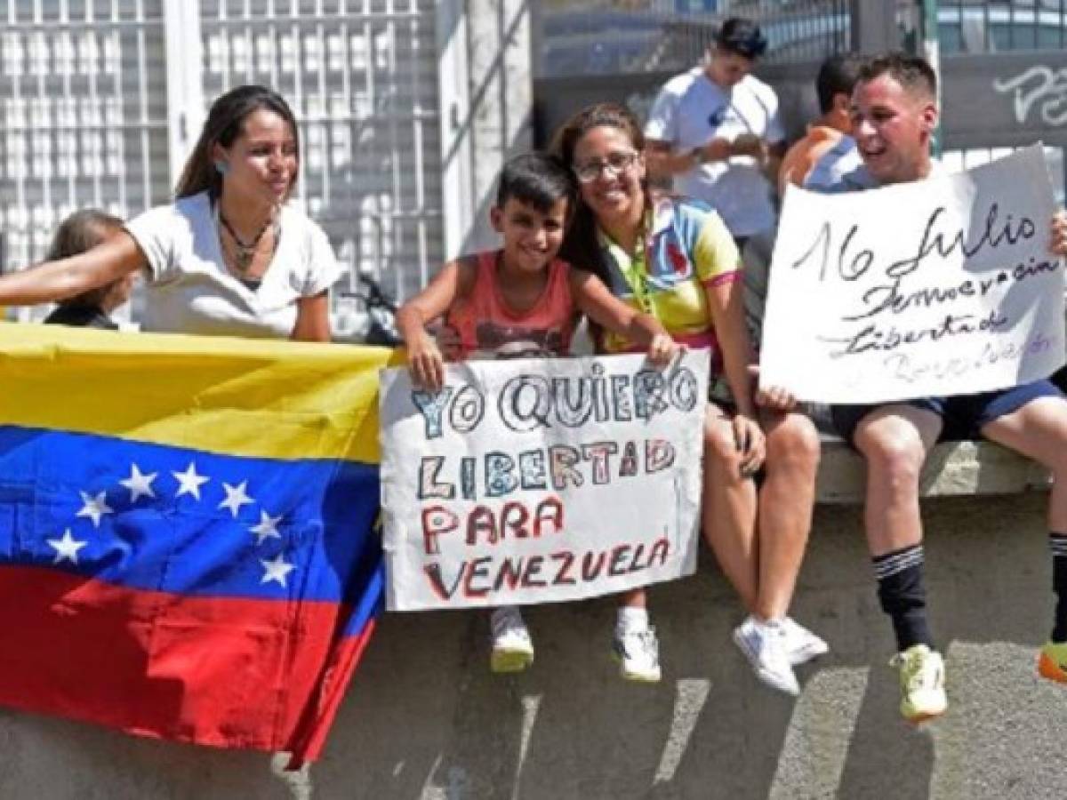 La oposición acusa a Maduro de llevar al país a la bancarrota y a una 'dictadura' que busca perpetuarse con la Constituyente, mientras que el presidente dice que sus adversarios quieren derrocarlo con ayuda de Estados Unidos.Authorities have refused to greenlight the vote that has been presented as an act of civil disobedience and supporters of Maduro are boycotting it. Protests against Maduro since April 1 have brought thousands to the streets demanding elections, but has also left 95 people dead, according to an official toll. / AFP PHOTO / JUAN BARRETO La oposición acusa a Maduro de llevar al país a la bancarrota y a una 'dictadura' que busca perpetuarse con la Constituyente, mientras que el presidente dice que sus adversarios quieren derrocarlo con ayuda de Estados Unidos.Authorities have refused to greenlight the vote that has been presented as an act of civil disobedience and supporters of Maduro are boycotting it. Protests against Maduro since April 1 have brought thousands to the streets demanding elections, but has also left 95 people dead, according to an official toll. / AFP PHOTO / JUAN BARRETO