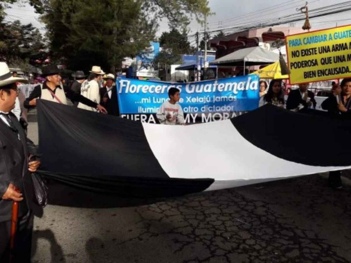 Guatemala: Lanzan mensajes en contra del mandatario durante desfiles