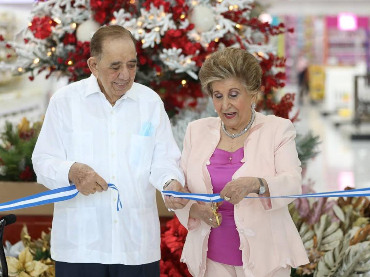 Fundadores D. Jorge J Faraj y D. Lily Faraj haciendo el corte de la cinta.