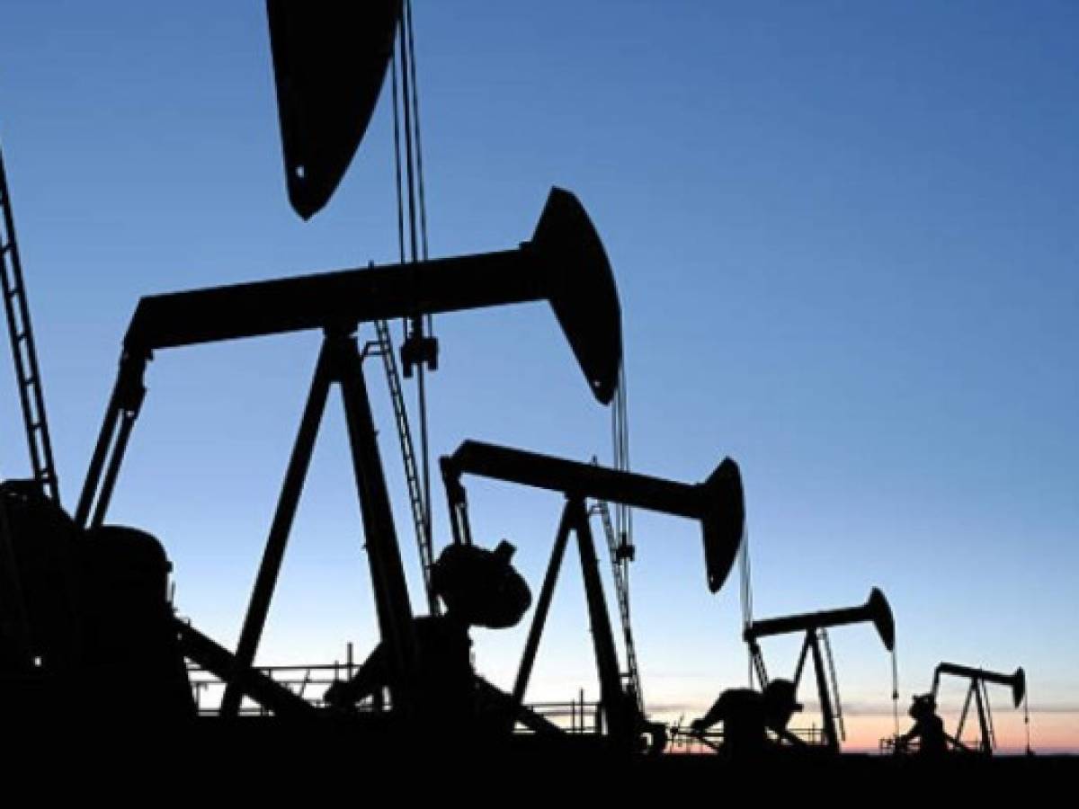 La OPEP acuerda seguir limitando su producción de petróleo