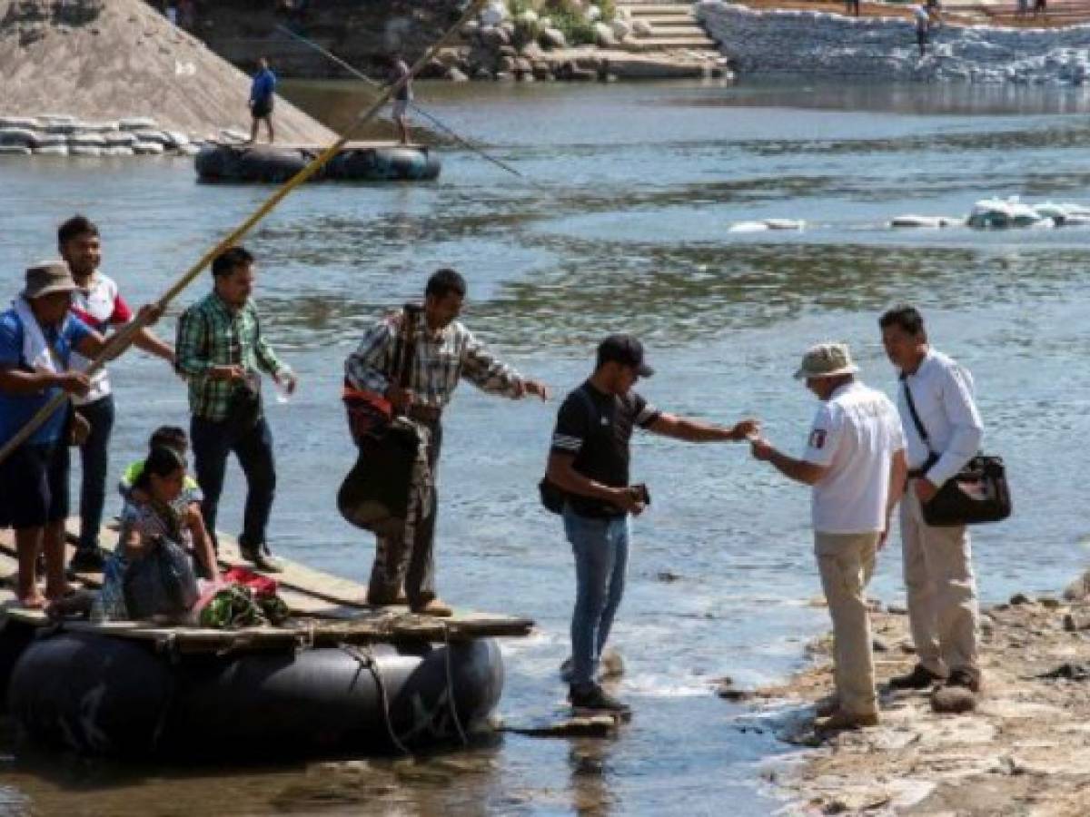 Un oficial de migración mexicana revisa documentos (Der.) en el río Suchiate, frontera natural con Tecún Umán, Guatemala. (Photo by ISAAC GUZMAN / AFP) Un oficial de migración mexicana revisa documentos (Der.) en el río Suchiate, frontera natural con Tecún Umán, Guatemala. (Photo by ISAAC GUZMAN / AFP)